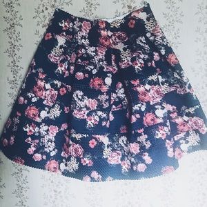 Floral high waisted full skirt.